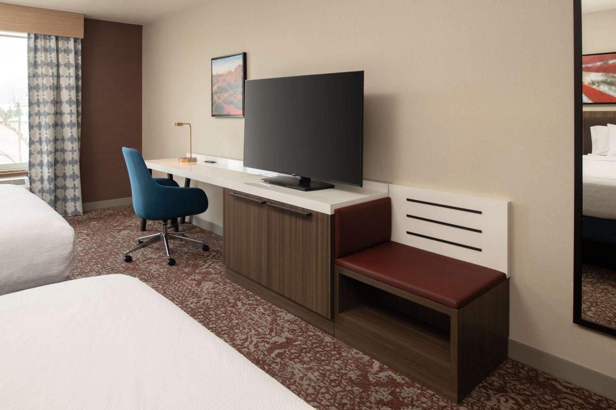 Hilton Garden Inn Фонтана Экстерьер фото