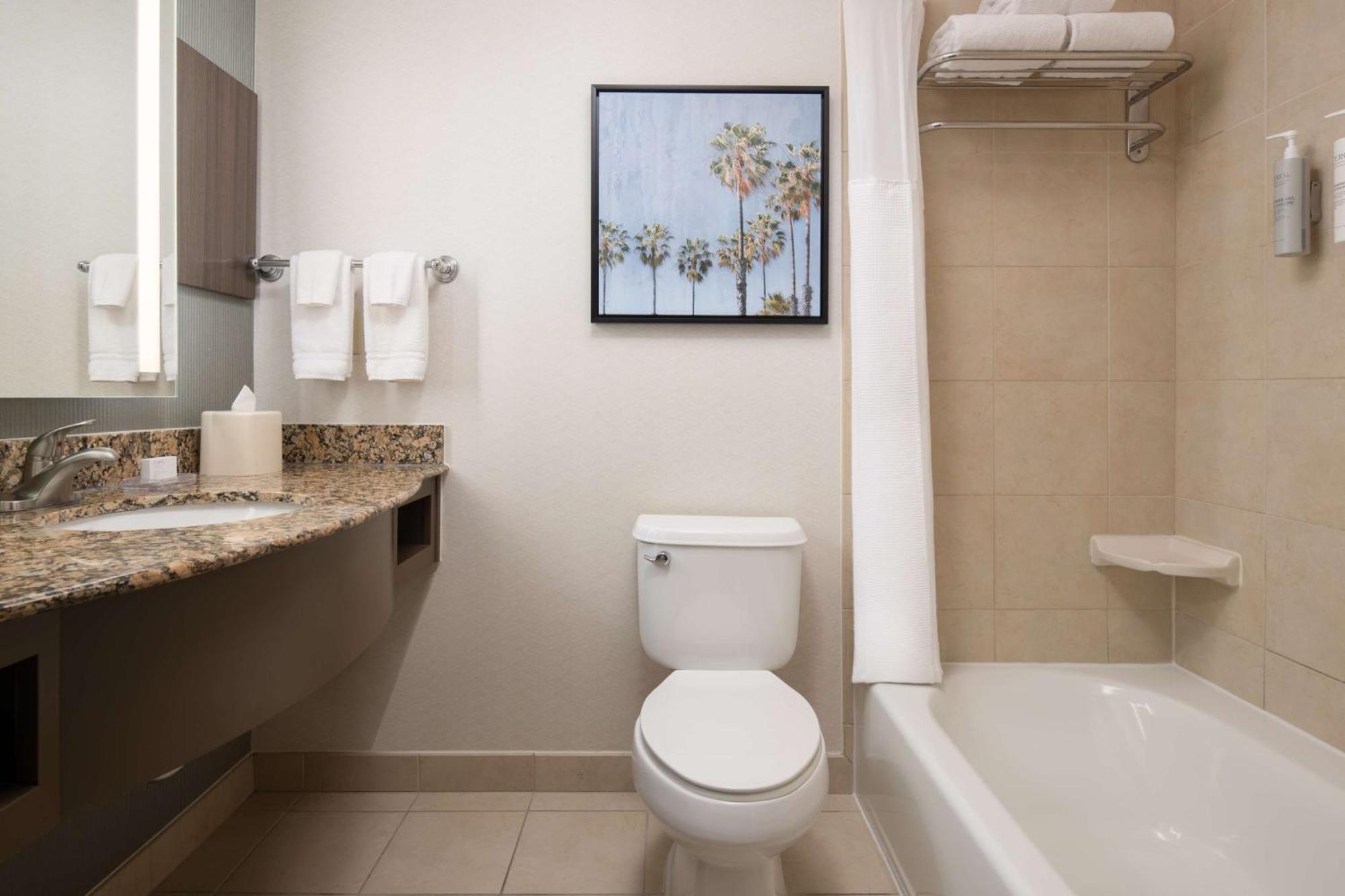 Hilton Garden Inn Фонтана Экстерьер фото