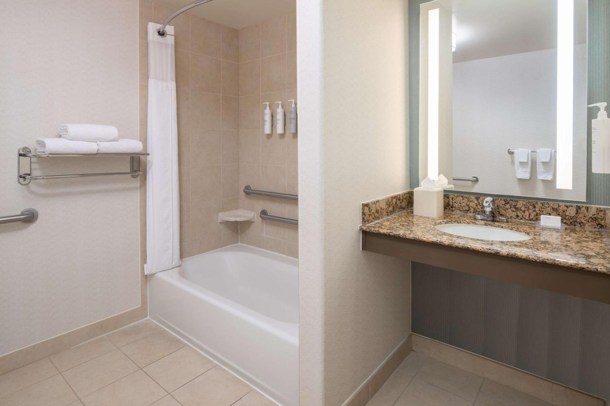 Hilton Garden Inn Фонтана Экстерьер фото