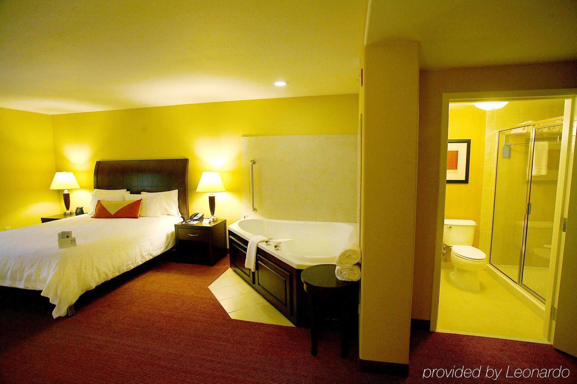 Hilton Garden Inn Фонтана Номер фото